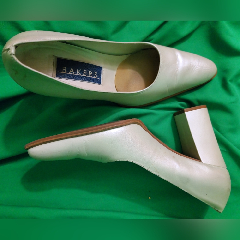 Bakers Shoe, Size 9, Bone